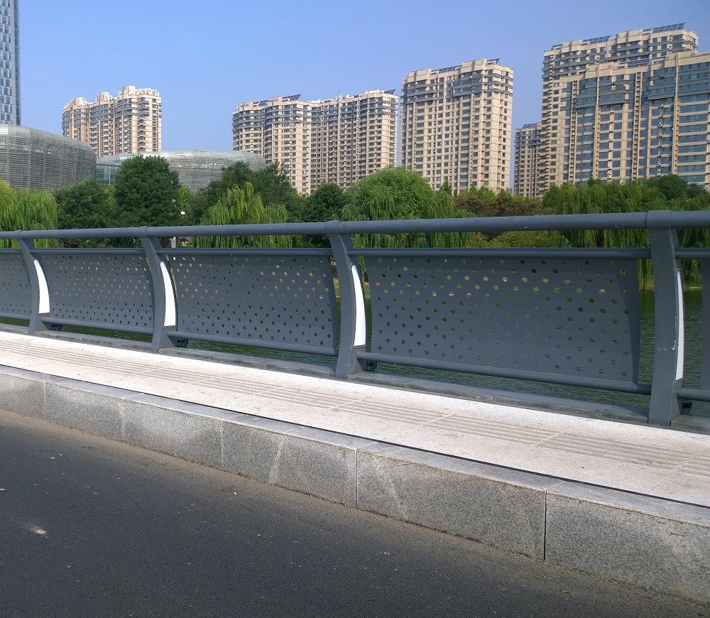 優質高速公路護欄板