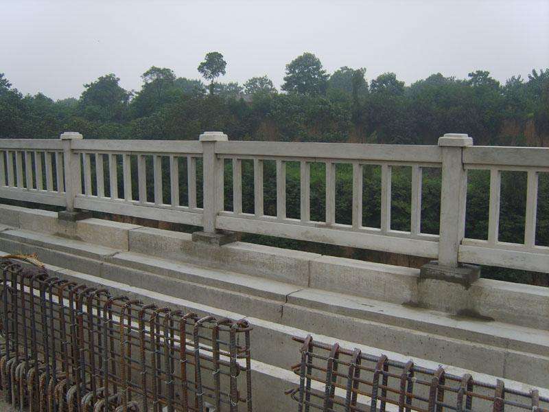 優(yōu)質護欄板防高速