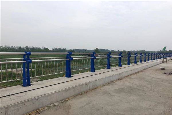 榆樹高速公路護(hù)欄設(shè)備生產(chǎn)線