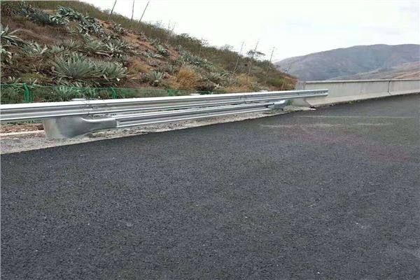 榆樹高速護欄板壓型設備生產線