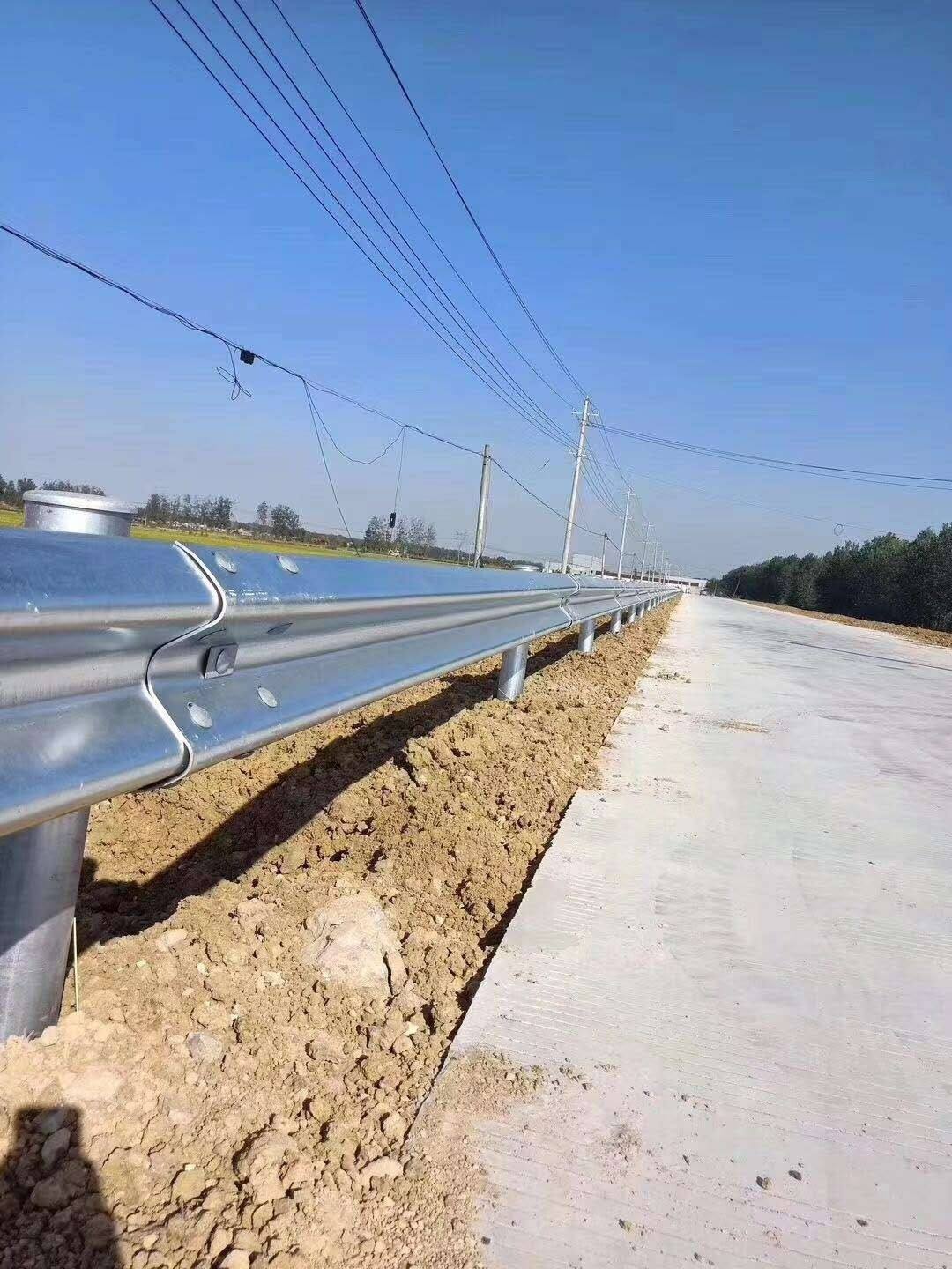 云南高速護欄板多少錢一噸