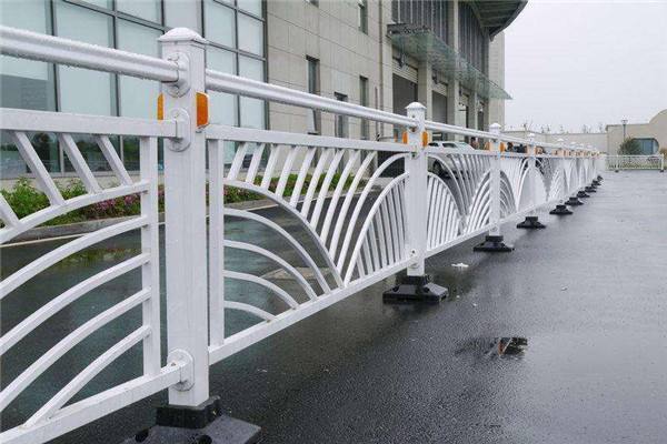 云南高速護欄板公司