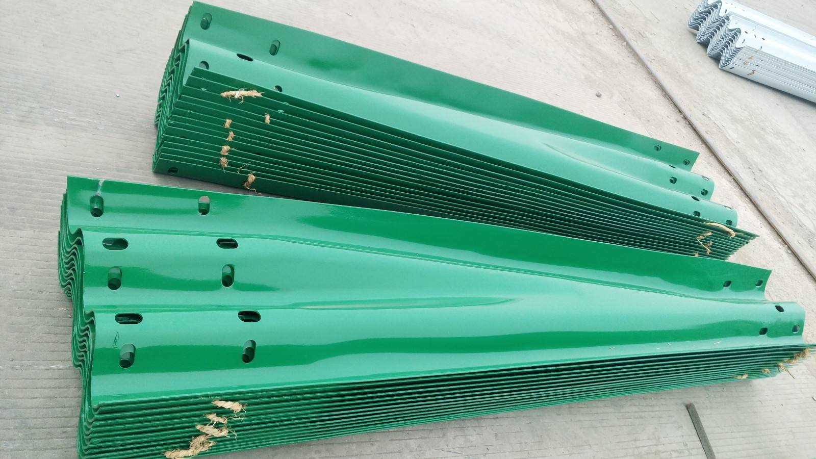 宜賓降噪高速公路護欄板