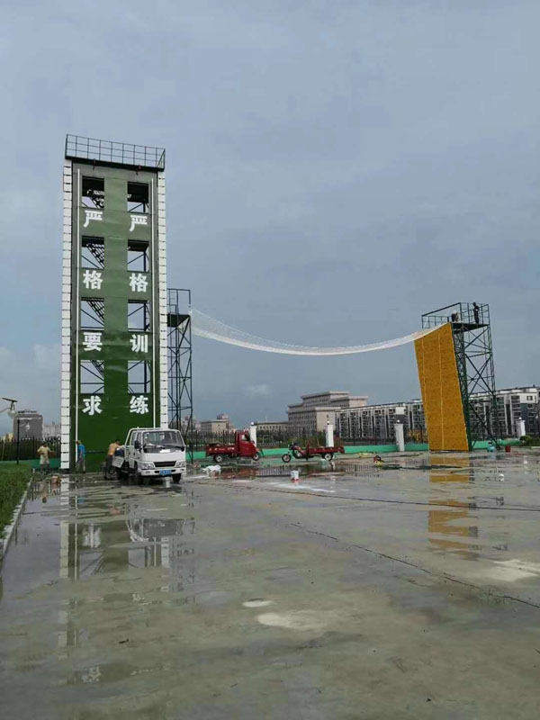 室內訓練塔與攀巖橫渡